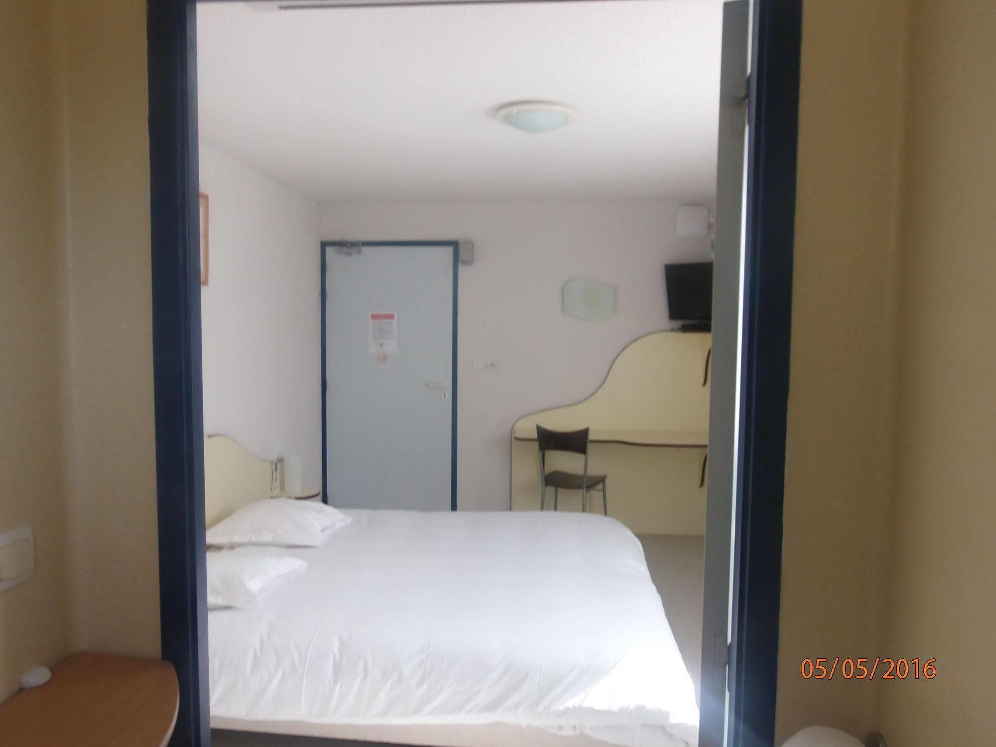 Le Saint Pierre Hotel Moncoutant Ngoại thất bức ảnh