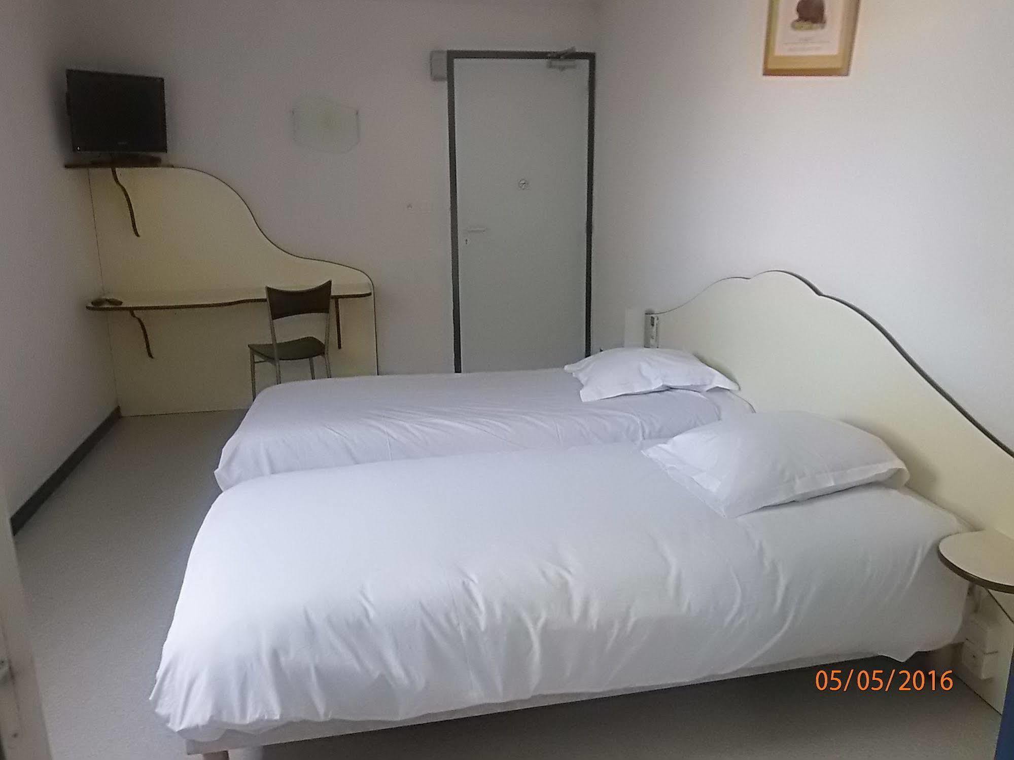 Le Saint Pierre Hotel Moncoutant Ngoại thất bức ảnh