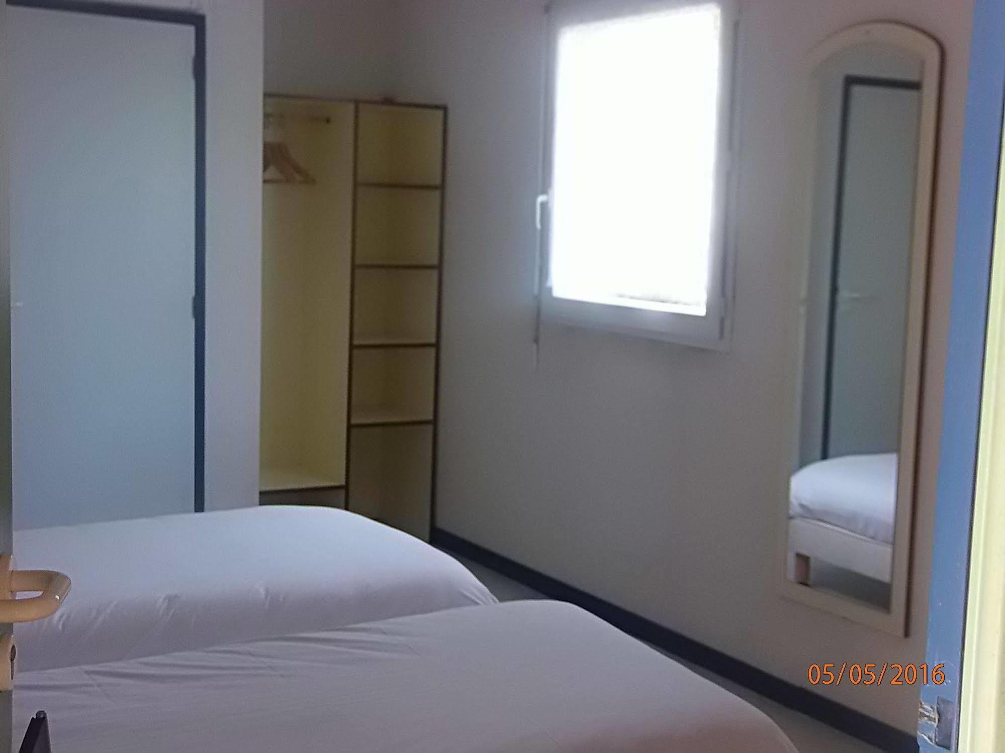 Le Saint Pierre Hotel Moncoutant Ngoại thất bức ảnh