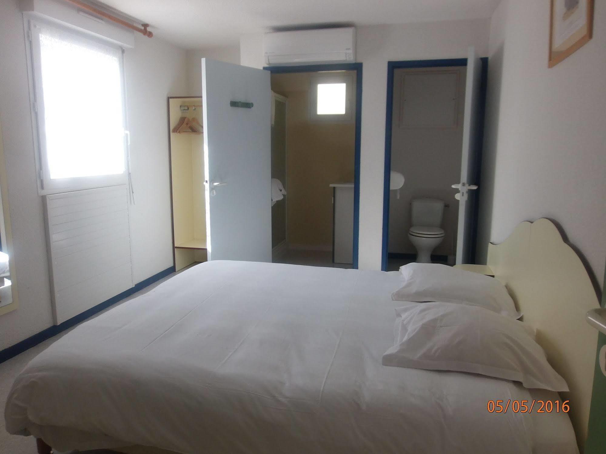 Le Saint Pierre Hotel Moncoutant Ngoại thất bức ảnh