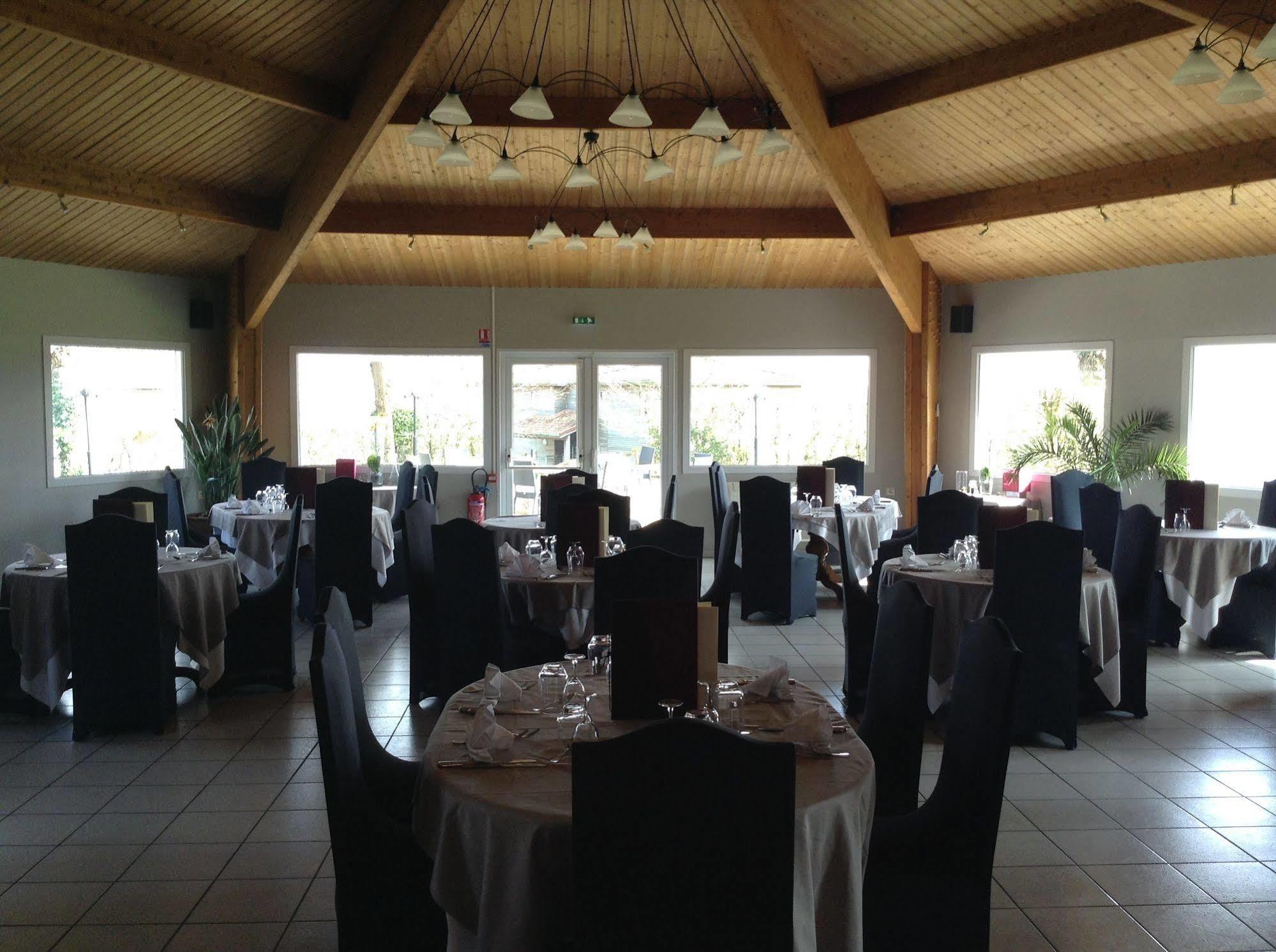 Le Saint Pierre Hotel Moncoutant Ngoại thất bức ảnh